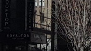 Oficial de NYPD con mascarilla en Park Av., Manhattan.