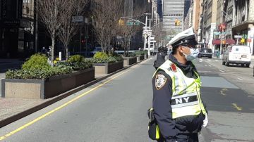 Oficial de NYPD con mascarilla en Park Av., Manhattan.