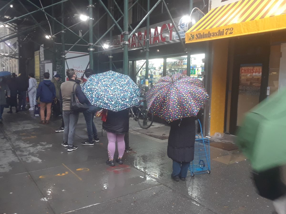 Fila para entrar a un supermercado en el UWS, Manhattan.