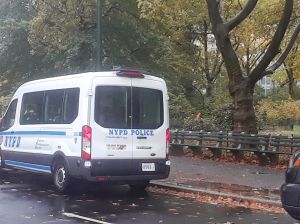 Horrible escena en Central Park cerca del Met Museum de Nueva York: hombre se cortó el cuello con una sierra