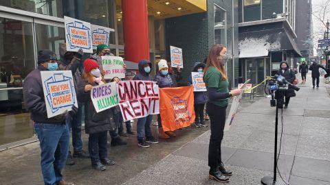 Desafiando las bajas temperaturas, los activistas protestas ante las oficinas del Gobernador.