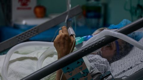 Los médicos creen que la mujer ha dado falsos positivos.