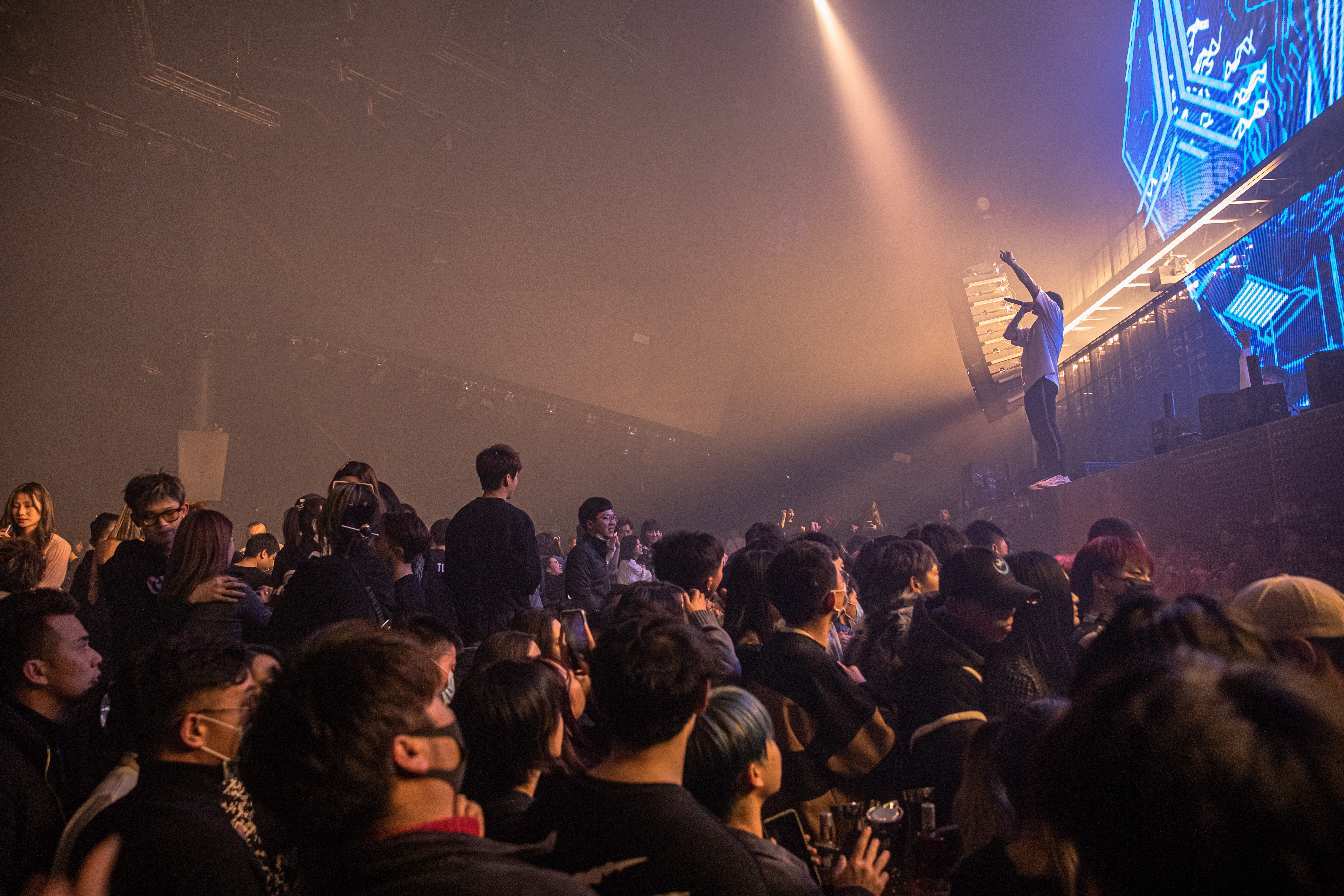 Fiesta de Año Nuevo en discoteca de Wuhan.