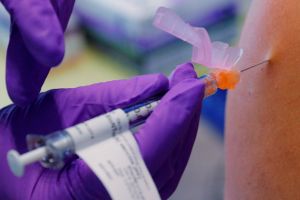 Enfermera de Alaska sufre reacción alérgica a la vacuna de Pfizer