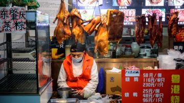 Un vendedor espera clientes en un mercado de Pekín el 9 de diciembre de 2020.