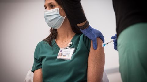 Mayor Bill de Blasio observe vaccinations of healthcare worker Tara Easter at NYU Langone Health in Manhattan on Monday, December 14, 2020. Michael Appleton/Mayoral Photography Office