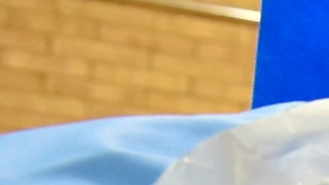 David Farrell, paciente de 51 años, recibe una de las dos vacunas de Pfizer y BioNtech en un centro de vacunación en Cardiff, Reino Unido.