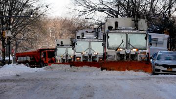 Camiones limpiadores salen a retirar la nieve en Nueva York.