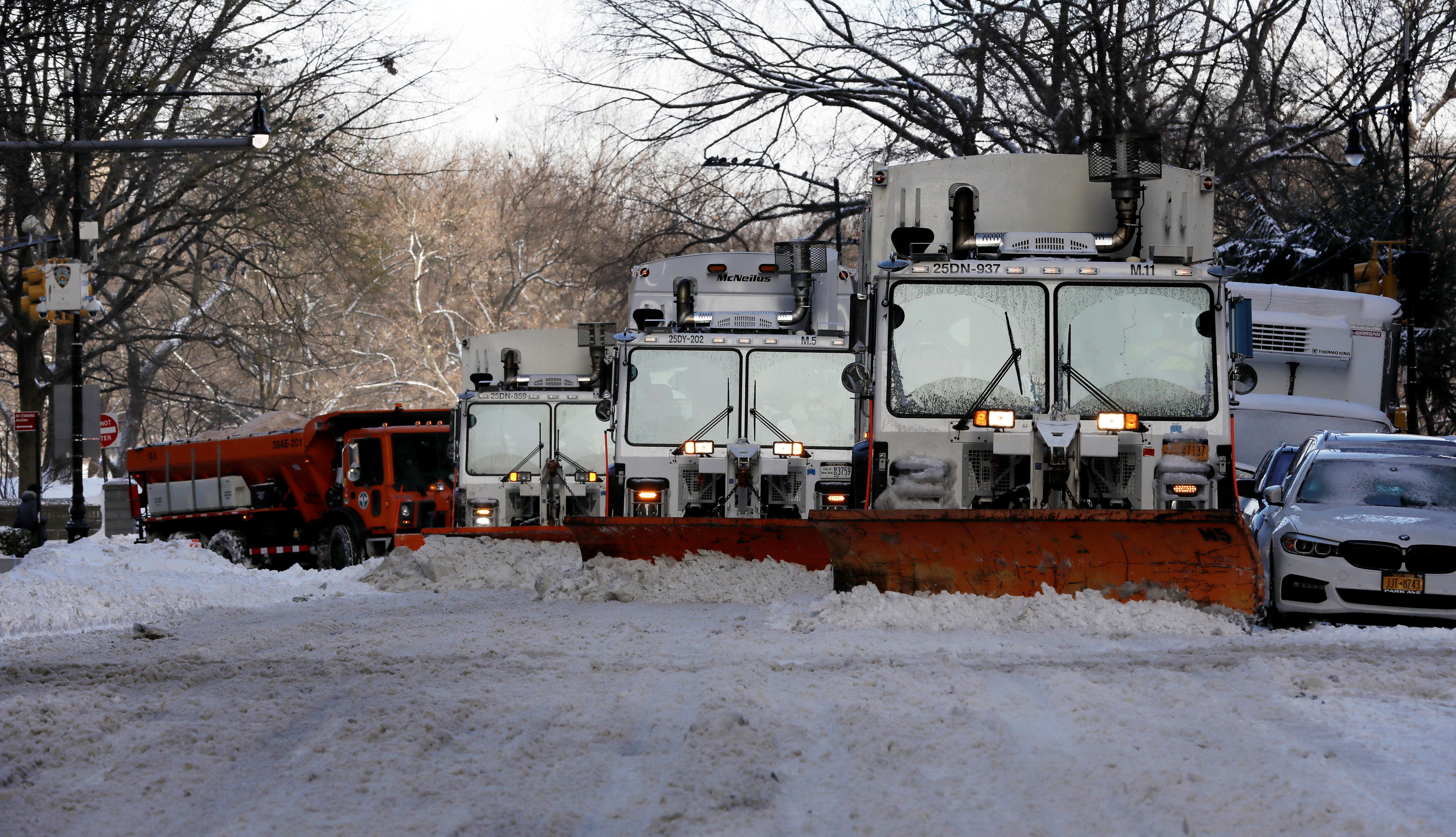 Camiones limpiadores salen a retirar la nieve en Nueva York. 
