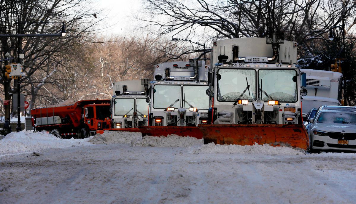 Camiones limpiadores salen a retirar la nieve en Nueva York.  /Archivo