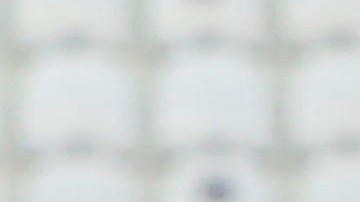 Federica Cappelletti, la viuda de Rossi, y una de sus hijas, junto al ataúd del futbolista.