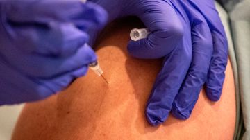 Proceso de vacunación contra el coronavirus en el Ronald Reagan UCLA Medical Center, de Westwood, California.