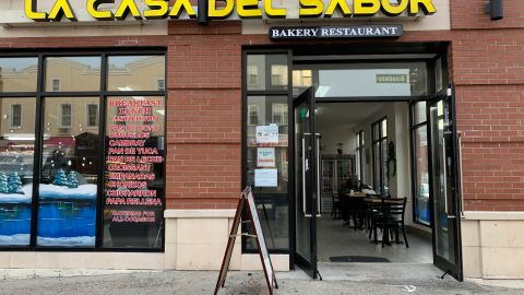 Cuomo ordena cierre de bares y restaurantes en su interior desde el lunes