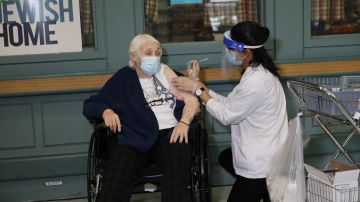 La meta de que en el próximo verano más del 70% de los neoyorquinos estén inmunizados se ve lejana (Foto: AFP-Getty Images)