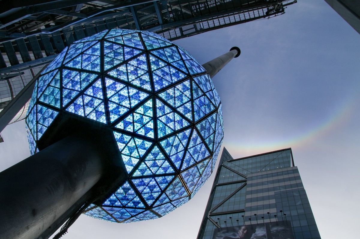 Espectacular toma de la esfera de Times Square, lista para anunciar la llegada del Año Nuevo el jueves. 