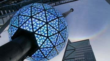 Espectacular toma de la esfera de Times Square, lista para anunciar la llegada del Año Nuevo el jueves.