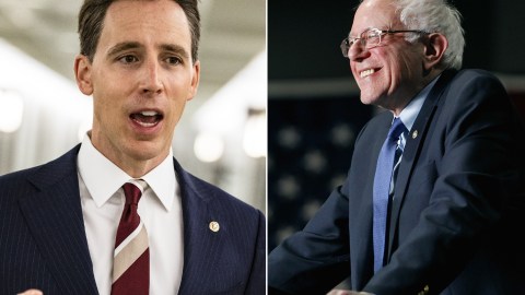 Los senadores Josh Hawley y Bernie Sanders.