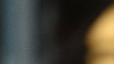 Mujeres sostienen el martes velas en conmemoración del Día Mundial del Sida y las muertes por COVID-19 en el NYC Health + Hospitals en Woodhull, en Brooklyn.
