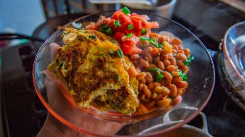 Frijoles con huevo y verduras