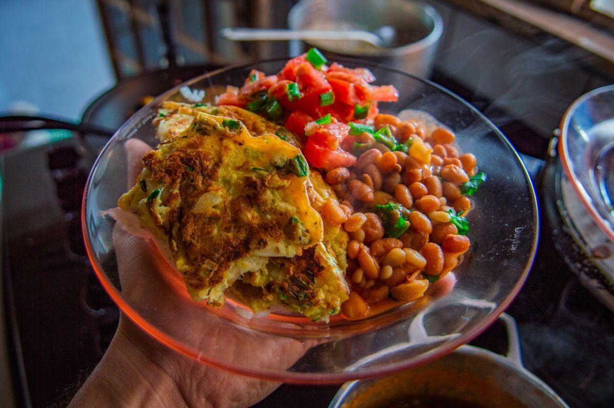 Frijoles con huevo y verduras