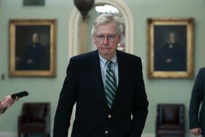 McConnell aprueba que demócratas sometan a Donald Trump un juicio político