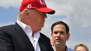 Marco Rubio junto a Donald Trump.