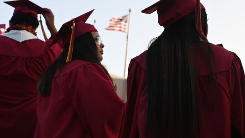 Proponen perdonar hasta $50,000 dólares de deuda estudiantil