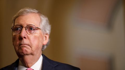 Mitch McConnell apoya un plan de ayuda de $500,000 millones de dólares.