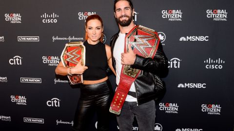 Becky Lynch y Seth Rollins nombraron Roux a la nueva integrante de la familia.