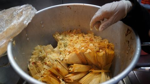 Cómo la venta de tamales salvaron la Navidad de un restaurante en California