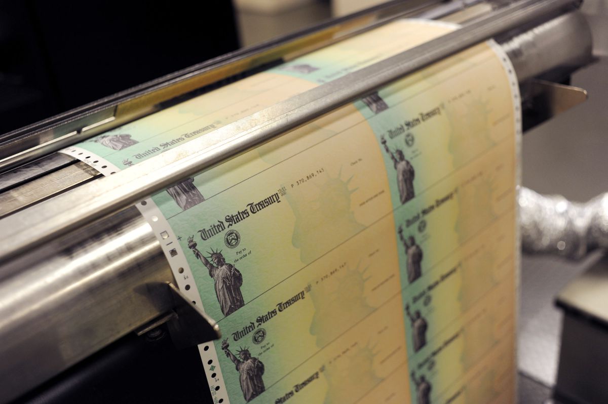 El IRS informó que los cheques de estímulo en papel tomarán entre 3 y 4 semanas en llegar a su destino mediante USPS.