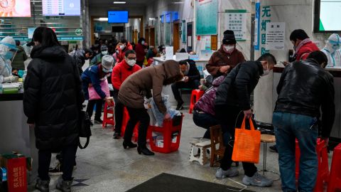 Residentes de Wuhan en un hospital el pasado enero.