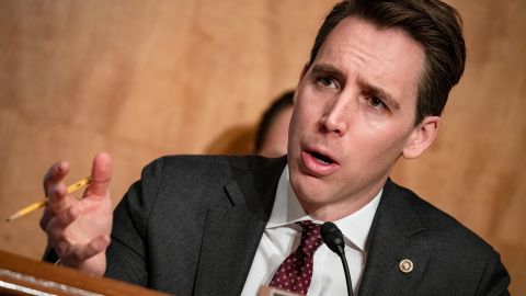 El senador Josh Hawley (Missouri).