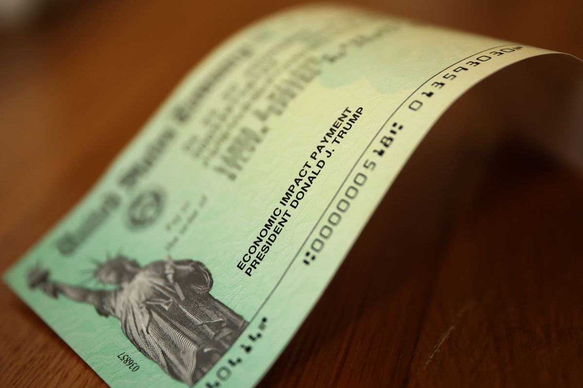 El IRS empezó a enviar cheques de estímulo en papel este miércoles.
