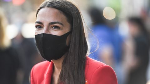 La reacción de Alexandria Ocasio-Cortez ante un plan sin un segundo cheque de estímulo