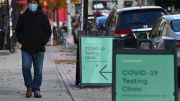 A man walks past a Covid-19 testing site on December 1, 2020 in New York City. - The United States is the worst-affected country with COVID-19, with more than 267,000 Covid-19 deaths, and the Trump administration has issued conflicting messages on mask-wearing, travel and the danger posed by the virus. (Photo by Angela Weiss / AFP) (Photo by ANGELA WEISS/AFP via Getty Images)