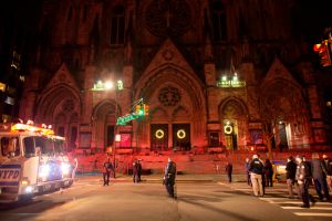 NYPD mata a hombre que disparó durante recital en iglesia de Manhattan