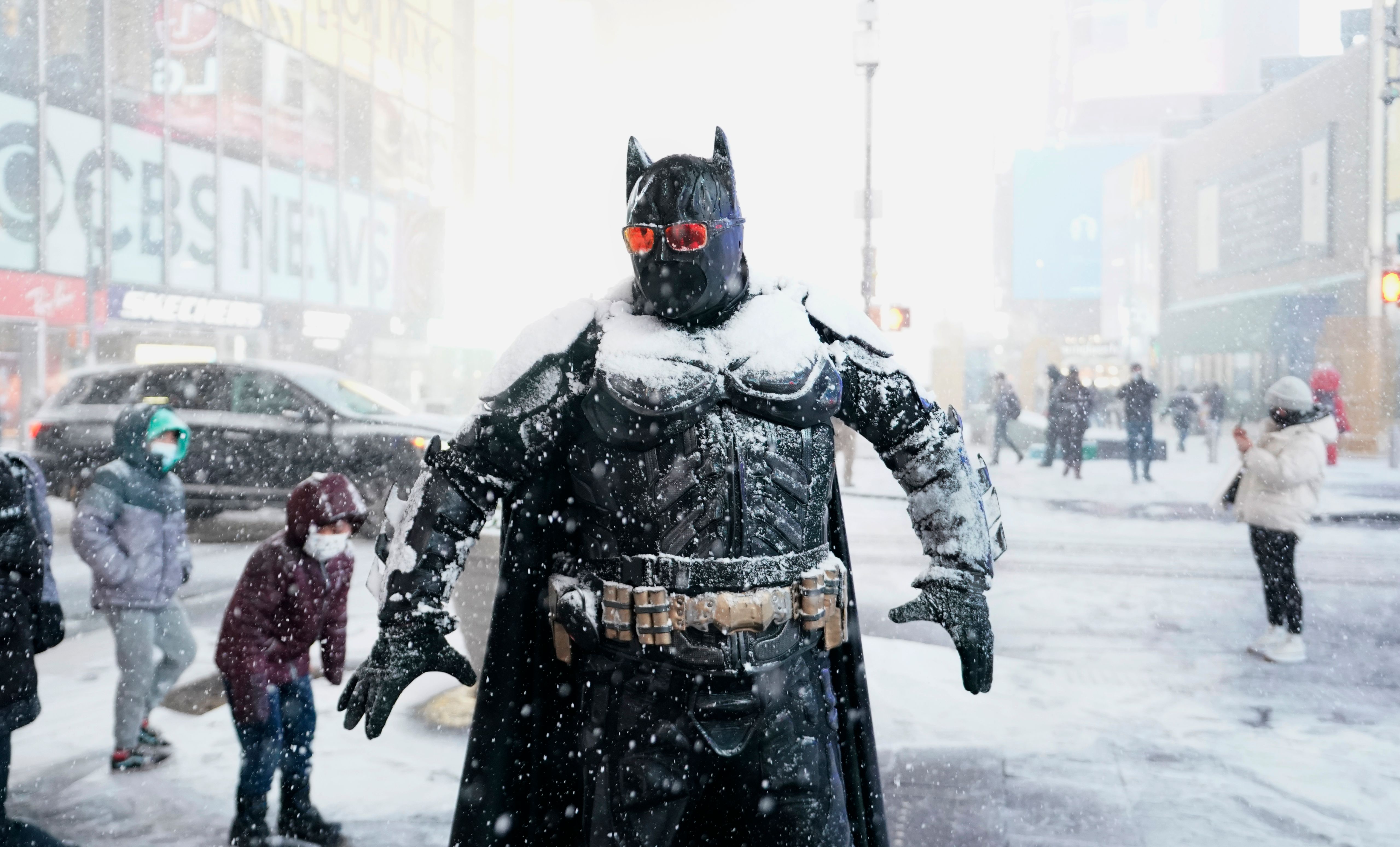 Un batman de Times Square en la nieve.