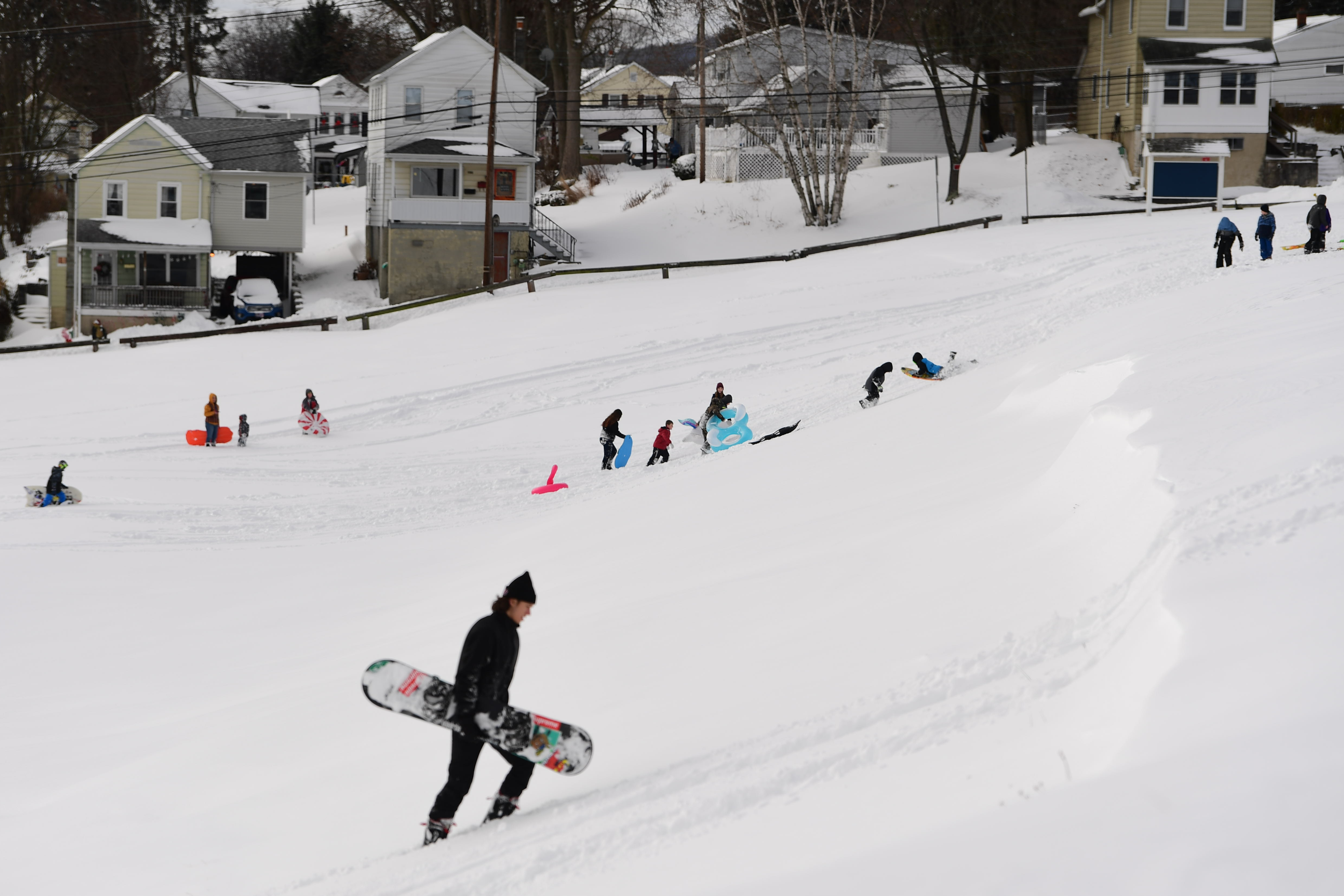 Personas de deslizan en la nieve en Kingston, Pensilvania.