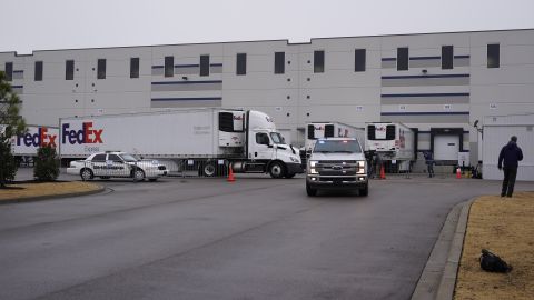 Camiones de FedEx con los primeros cargamentos de la vacuna de Moderna.