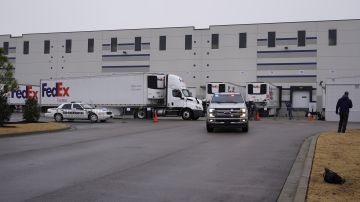 Camiones de FedEx con los primeros cargamentos de la vacuna de Moderna.