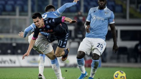 Hirving Lozano tuvo que salir del campo con ayuda del staff del equipo.