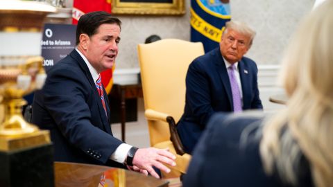 El gobernador Doug Ducey con el presidente Donald Trump.