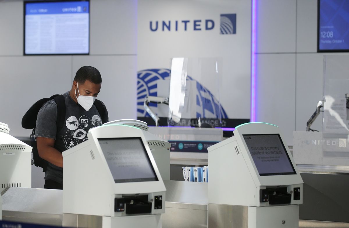Al registrarse en el vuelo de United Airlines, el pasajero enfermo negó sus síntomas.