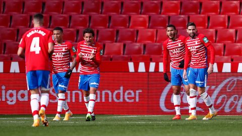 Los futbolistas tuvieron un buen gesto con el jardinero del estadio.