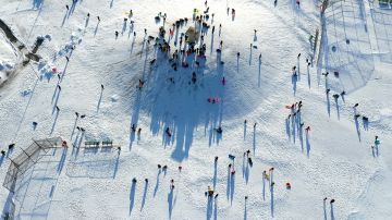 Decenas juegan en la nieve en Merrick, Nueva York.