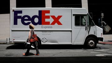 Cómo una conductora de FedEx sorprendió a un niño con un tablero de basquetbol