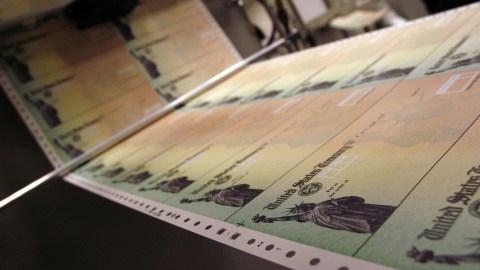 Razones por la que podrían sufrir retrasos los segundos cheques de estímulo de papel