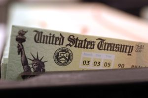 IRS confirma quienes son los estadounidenses que reciben esta semana tercer cheque de estímulo de $1,400