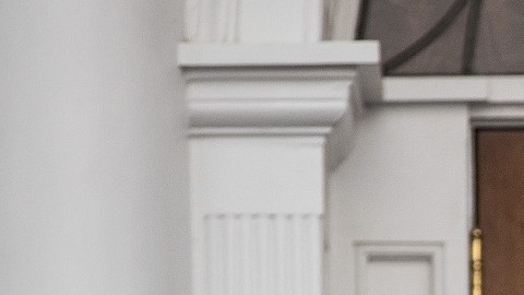 Los aliados del presidente Trump sugieren que se adelante un perdón a sí mismo.